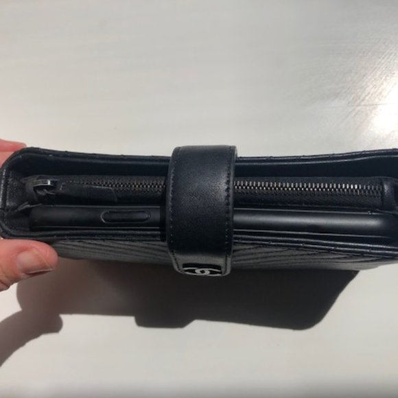 **SOLD** Chanel Black Lambskin Card/Wallet/Phone Case - Picture 4 of 10